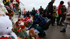 Ljudi ostavljaju cvijeće na mjesto jučerašnje tragedije u koncertnoj dvorani blizu Moskve