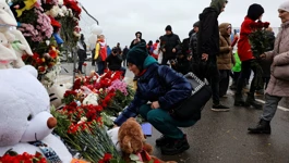 Ljudi ostavljaju cvijeće na mjesto jučerašnje tragedije u koncertnoj dvorani blizu Moskve