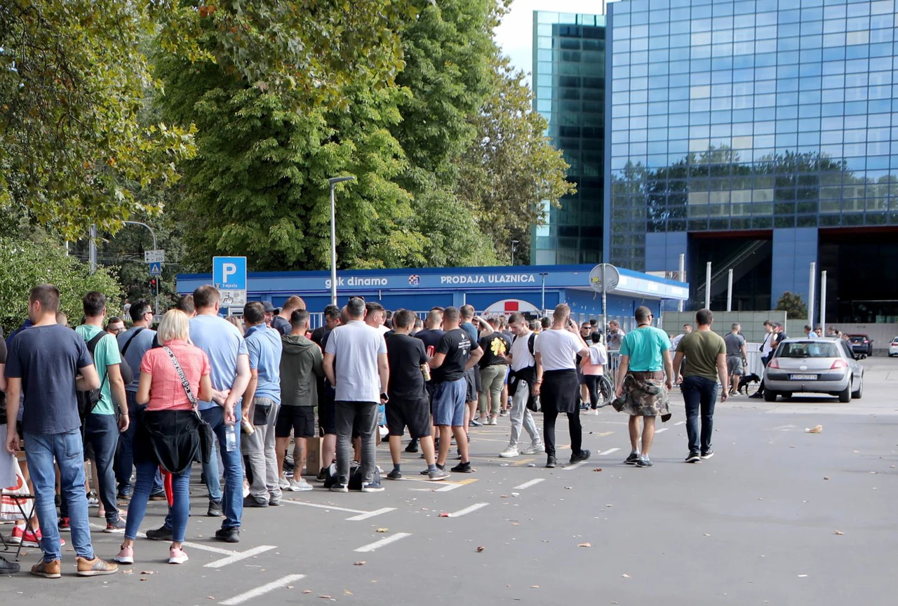  Navijaci od ranog jutra cekaju u redu kako bi kupili ulaznice za nogometnu utakmicu  izmedju Milana i Dinama, Foto: Tomislav Miletic/pixsell