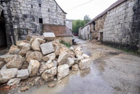 Liska: Srušen zid štale u sinoćnjem potresu , Foto: Liska: Srušen zid štale u sinoćnjem potresu /PIXSELL