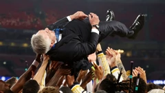 Carlo Ancelotti na rukama igrača 
