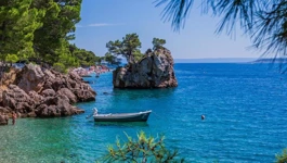  Kamen Brela i plaža Punta Rata   