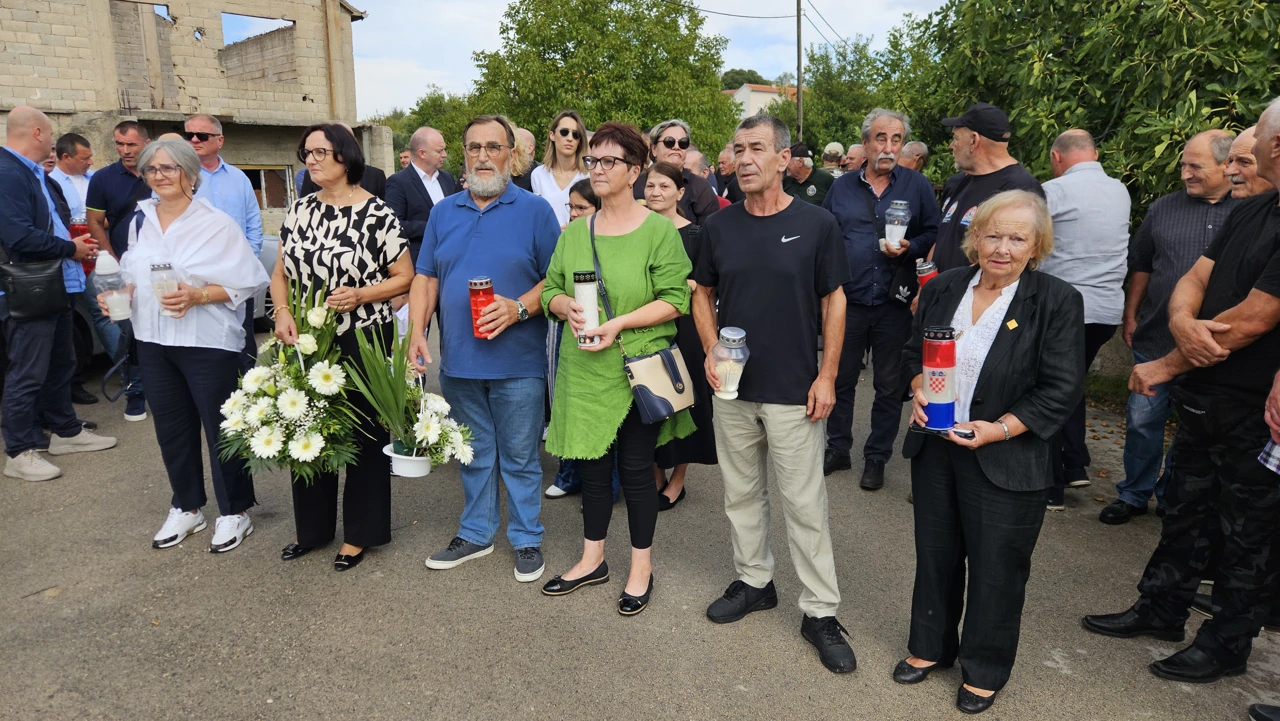 Obitelji poginulih branitelja na komemoraciji u Velikoj Glavi, Foto: H. Gunjača/HRT