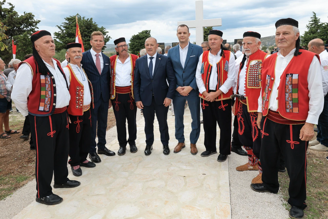 U Lišanima Ostrovičkim otkriven spomenik poginulim braniteljima i civilima, Foto: -/-