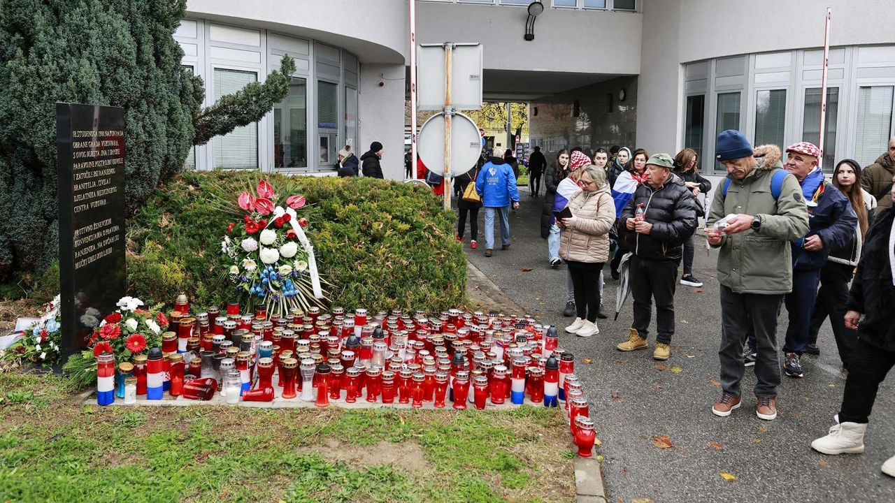  Vukovar: Okupljanje kod Nacionalne memorijalne bolnice "Dr. Juraj Njavro" 