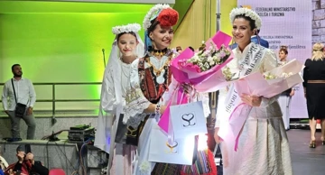 Pobjednice 12. Revije tradicijske odjeće i izbora za najljepšu djevojku u narodnoj nošnji izvan RH