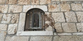 Sutivan, Foto: Kapelica Svetomu Roku na zidu obiteljske kuće (Foto:Tatjana Rau/Glas Hrvatske)/-