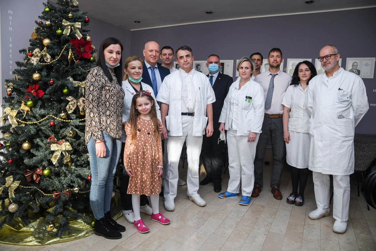 Djevojčica Anđela s majkom i medicinskim osobljem