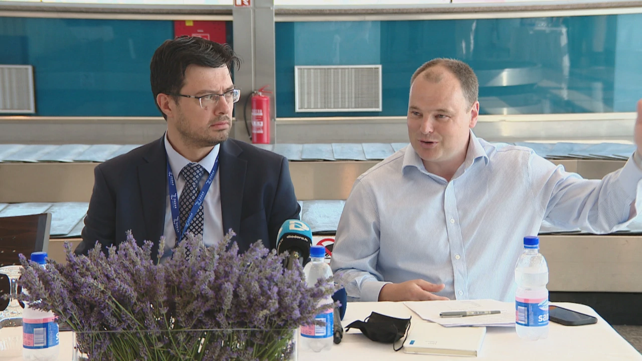 direktor Zračne luke Zadar Josip Klišmanić i Dara Brady, direktor marketinga Ryanaira  , Foto: Regionalni dnevnik/IMS/HTV/HRT