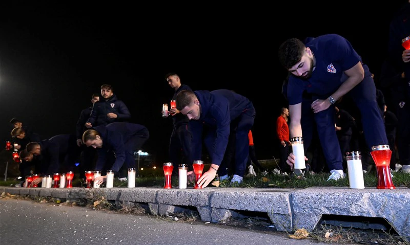 Vatreni zapalili svijeće u Vukovarskoj, Foto: Drago Sopta/HNS