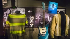 Električna gitara koju je svirao frontmen Nirvane Kurt Cobain