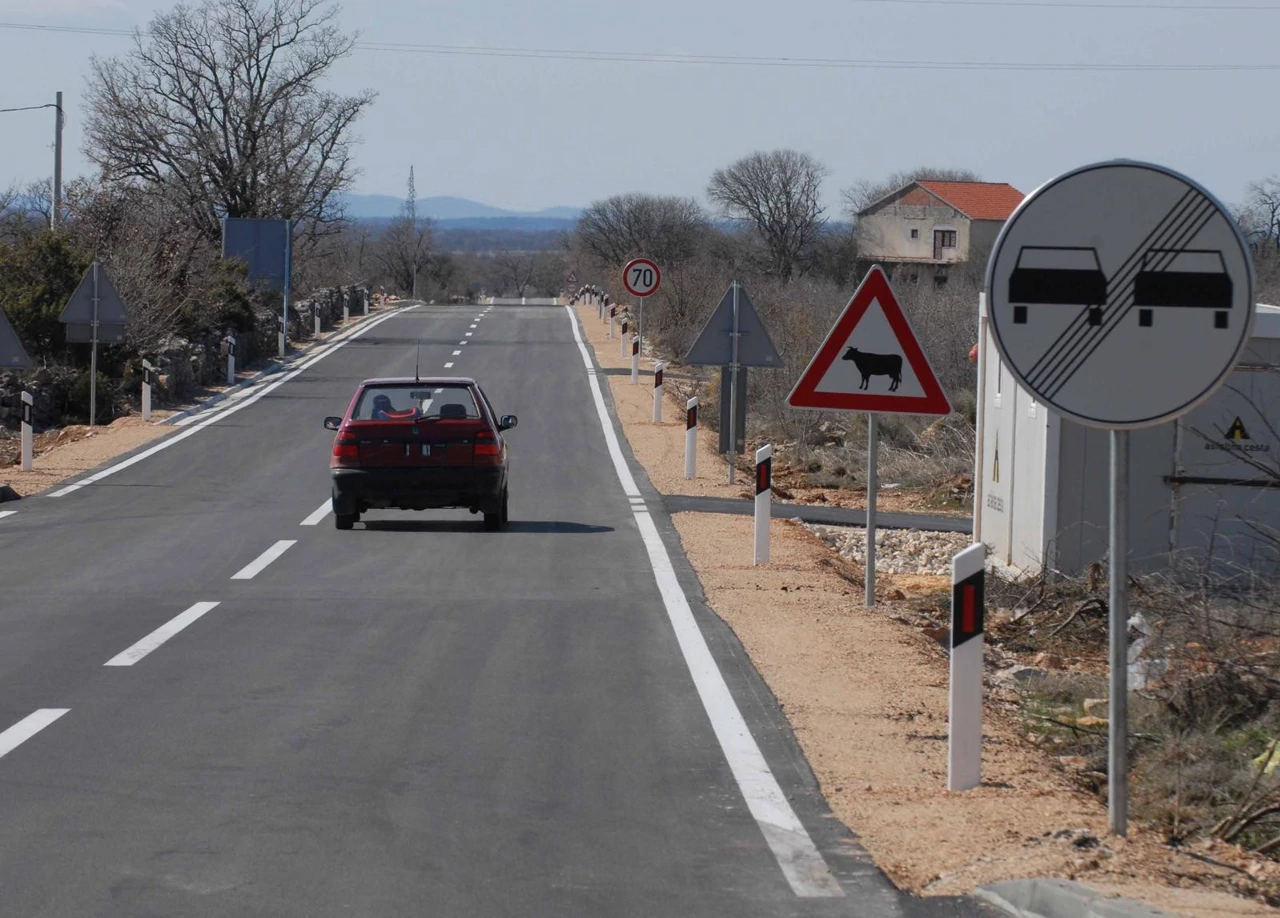 Postojeća cesta D-33 Šibenik-Drniš-Knin