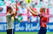 Norvežanin Erling Haaland pozdravlja Engleza Jamesa Trafforda, Foto: Mike Segar/REUTERS