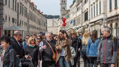 Tourists stroll down Stradun in Dubrovnik this Easter weekend (Photo: Grgo Jelavic/PIXSELL)