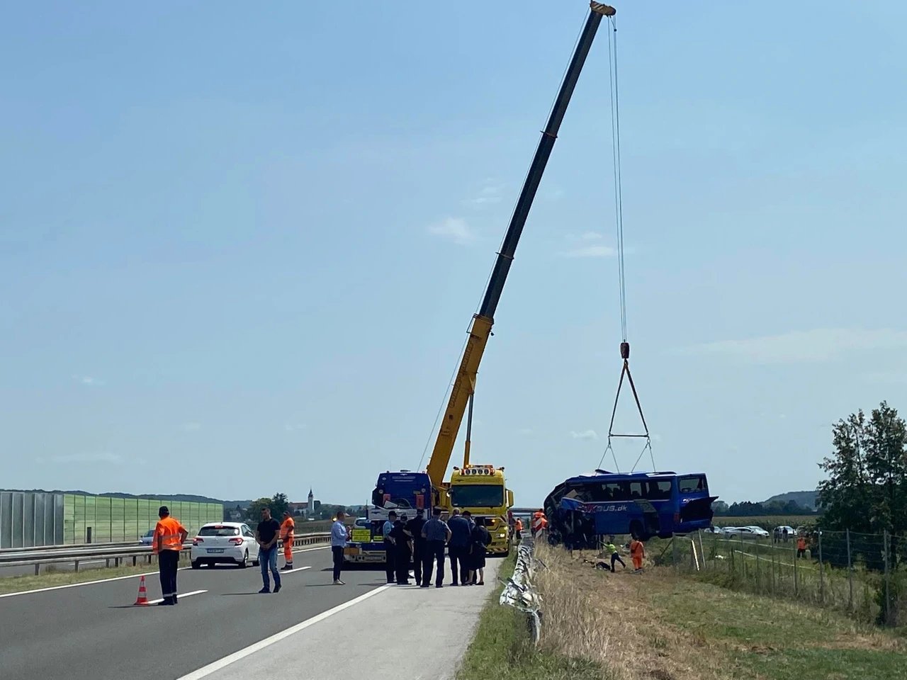 Vatrogasci uklanjaju autobus, Foto: Ivica Grudiček/HRT