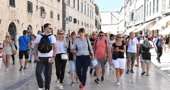 Turisti s vodičem na Stradunu