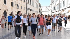 Turisti s vodičem na Stradunu
