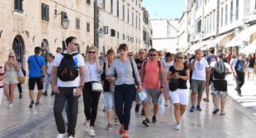 Turisti s vodičem na Stradunu
