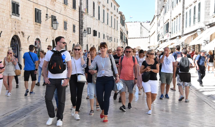 Turisti s vodičem na Stradunu