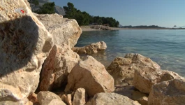Nasuta plaža u Makarskoj