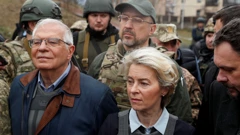 Ursula von der Leyen i Josep Borrell tijekom posjeta Buči