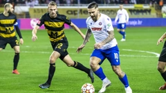 Livaja u duelu s Lončarom