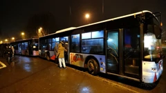 Ljudi se ukrcavaju u autobuse organizirane za evakuaciju lokalnog stanovništva, u Donjecku koji kontroliraju pobunjenici