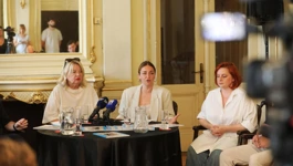 Dubravka Vrgoč, intendantica HNK-a Ivana pl. Zajca u Rijeci, i Jelena Milić (u sredini), ravnateljica Hrvatske drame