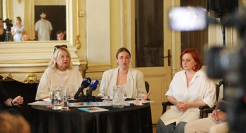 Dubravka Vrgoč, intendantica HNK-a Ivana pl. Zajca u Rijeci, i Jelena Milić (u sredini), ravnateljica Hrvatske drame