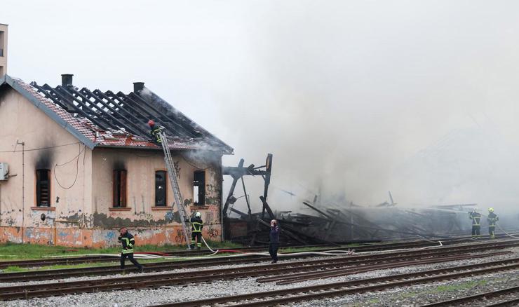 Osijek: Lokaliziran požar u skladištu HŽ-a