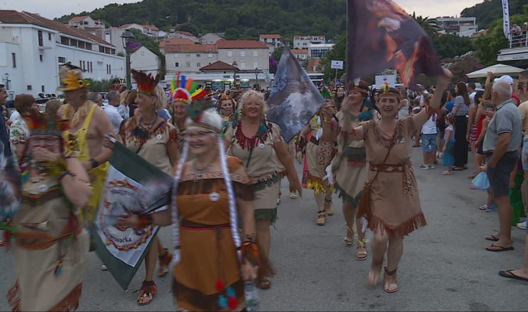 Maškarani doček pola Nove godine u Korčuli
