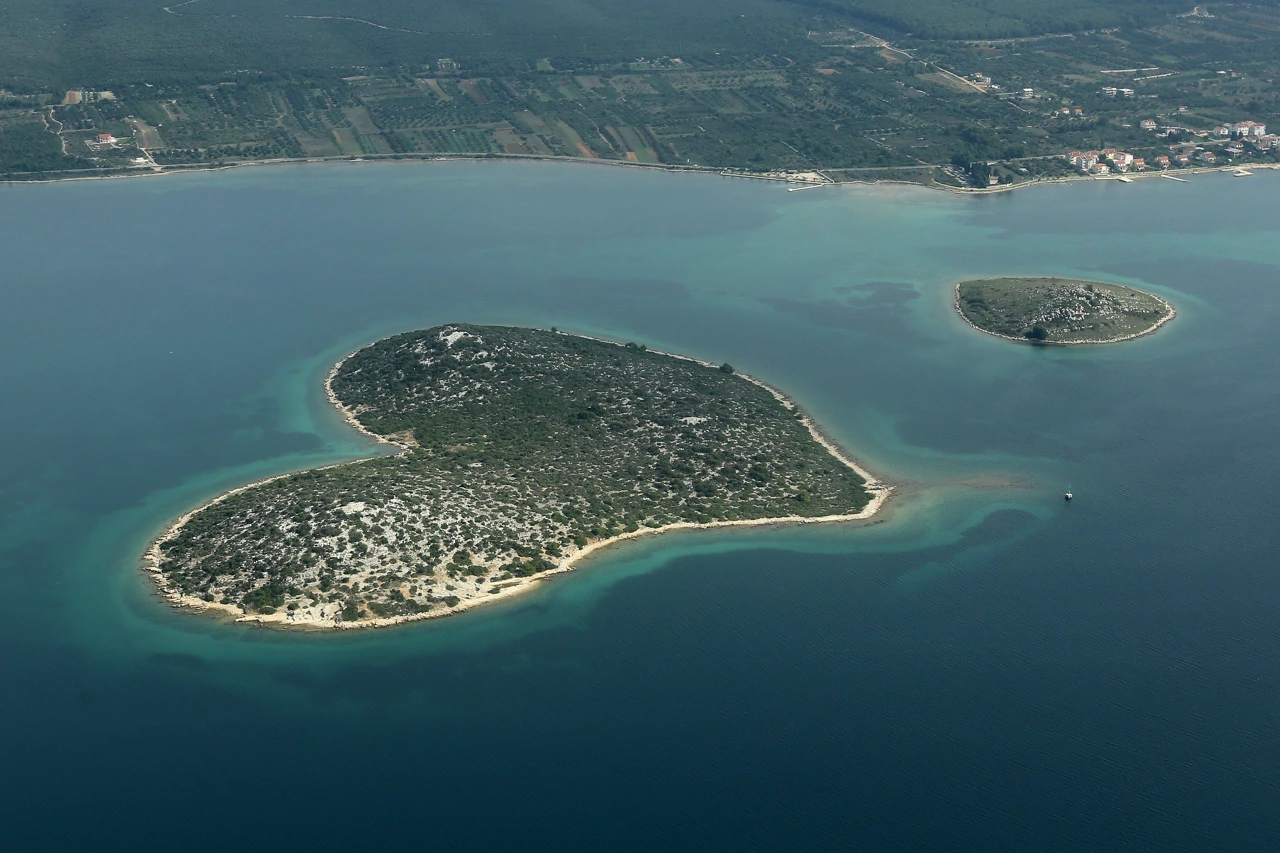 Srcoliki otočić Galešnjak u Pašmanskom kanalu