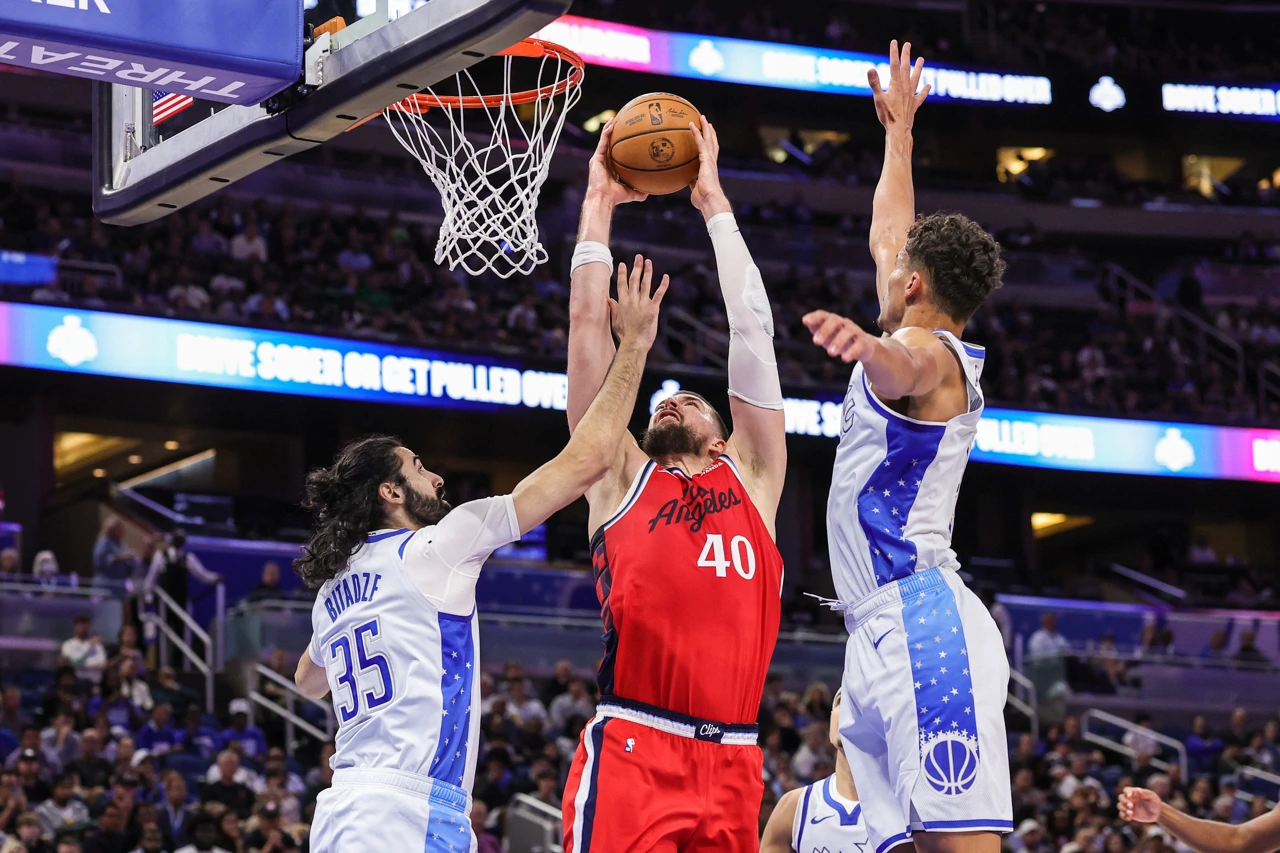 Zubac zakucava preko Goge Bitadzea