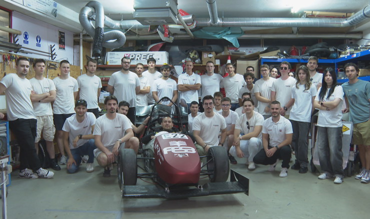 Dan i noć rade na bolidu, san im je Formula 1