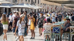 Turisti na Stradunu