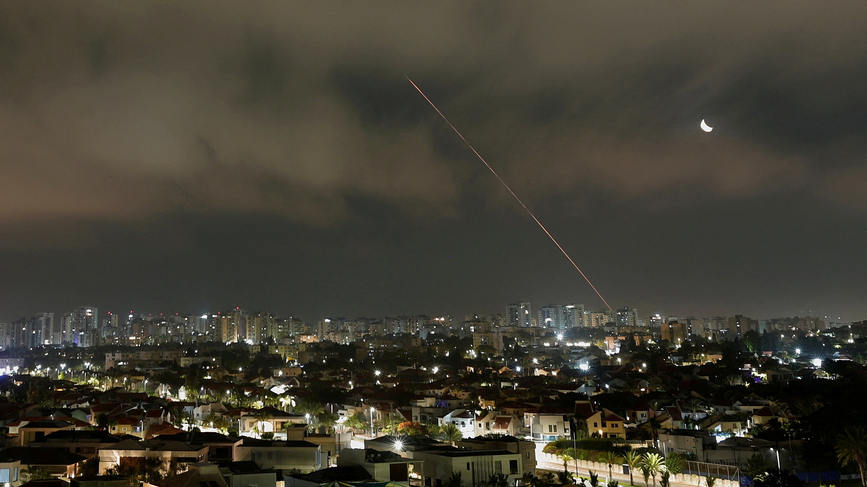 Raketa lansirana iz Irana, snimljena iz Aškelona u Izraelu