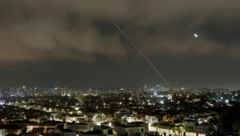Raketa lansirana iz Irana, snimljena iz Aškelona u Izraelu