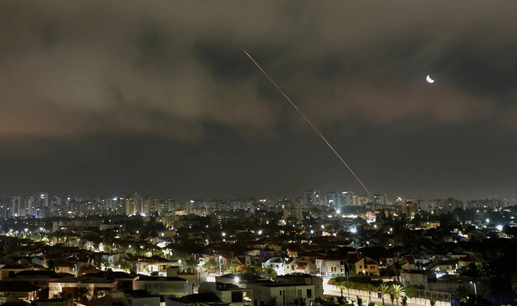 Raketa lansirana iz Irana, snimljena iz Aškelona u Izraelu