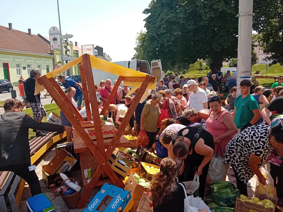 Podjela voća i povrća, Foto: M.Milas/Radio Osijek