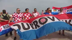 Navijači Hrvatske ispred hotela Vatrenih uoči utakmice s Brazilom, Foto: HRT/HTV