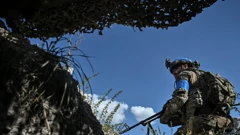 Pripadnik ukrajinskih snaga u blizini Bahmuta