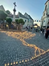 Paljenje svijeća na trgu u Sentandriji, Foto: Neda MAretić/HRT