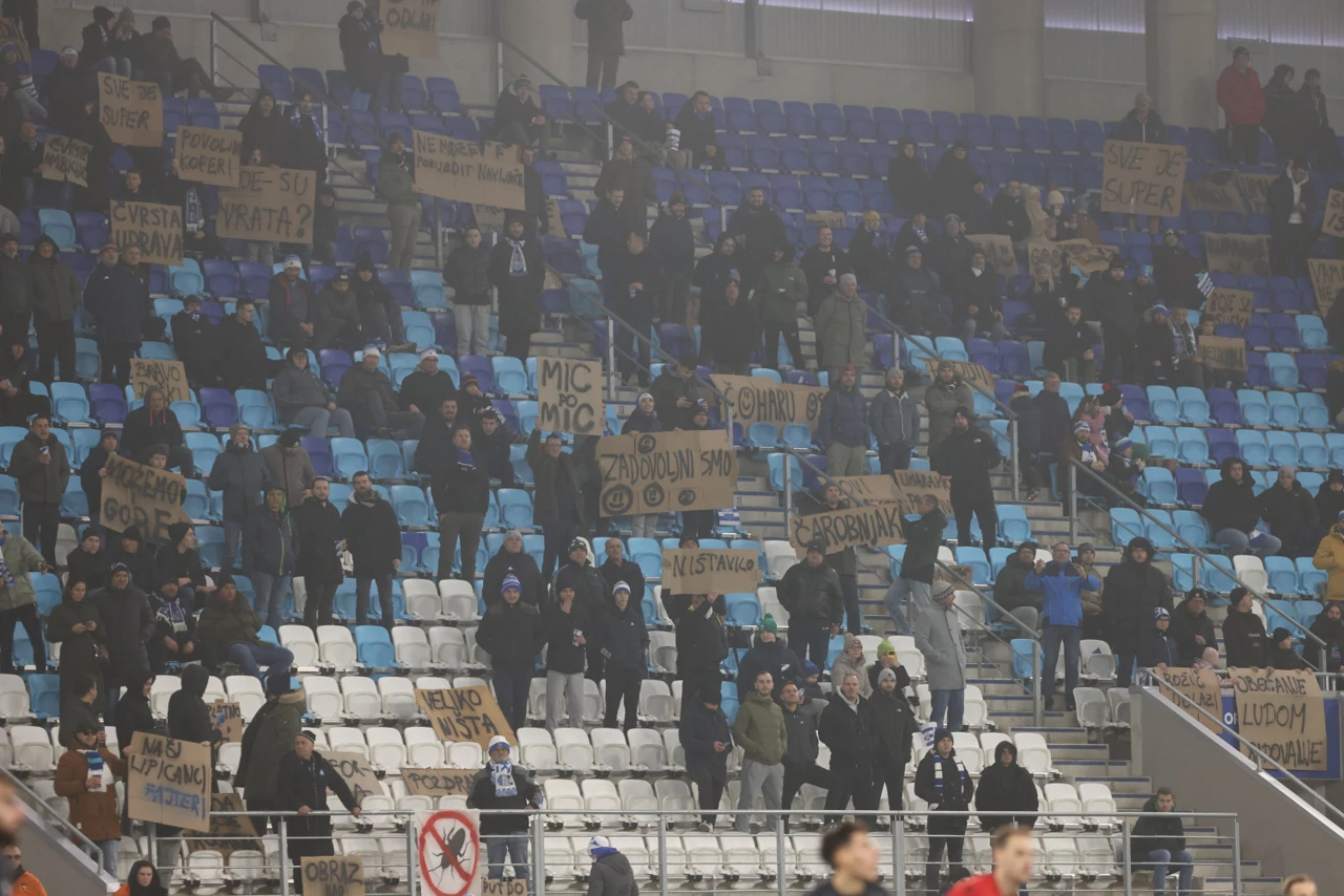 Navijački transparenti na Opus Areni  