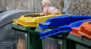  Rijeka: Ostavljena igračka bebe na kontejneru  