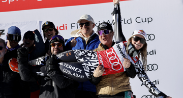 Alice Robinson na postolju sa svojim timom