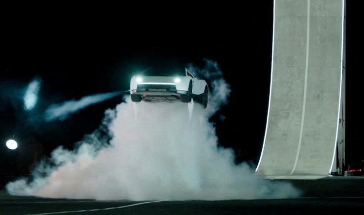 Tesla i SpaceX razvili Roadster koji izvodi zračne manevre