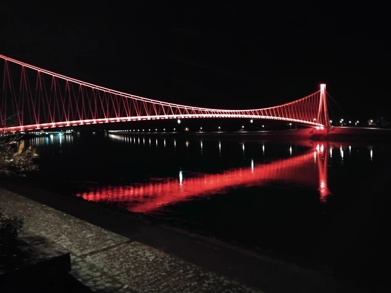 Pješački most u Osijeku večeras u narančastom izdanju