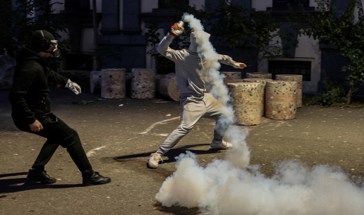 Ne smiruju se prosvjedi u Albaniji, nastavljeni sukobi s policijom