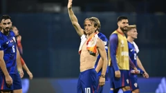Modrić pozdravlja navijače