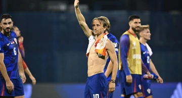 Modrić pozdravlja navijače